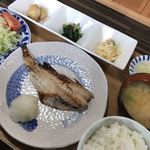ごはん・お酒・肴 ハナコ - ランチ。メイン、赤魚の粕漬焼。副菜3品+ごはん、みそ汁、サラダ。