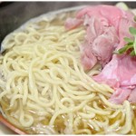 煮干ラーメンとローストビーフ パリ橋 - コリコリ感のある麺。