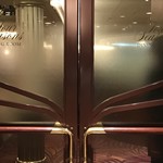 フォーシーズン・ダイニングルーム - エントランスのドア