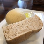 Bistro Kokoro - 自家製パン ちゃんと加温してます 岩塩にオリーブオイルも