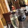 ウルフギャング・パック カフェ - スパークリングワインと赤ワイン各400円税別