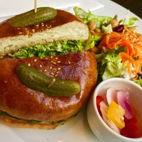 ウルフギャング・パック カフェ 愛知芸術文化センター店 - WPバーガー1500円税別(サラダかフライドポテト付き)