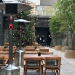 チャイナルーム - クリスマスらしくツリーが飾り付けられている