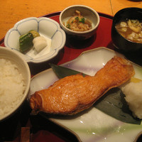 伊豆の旬 やんも 南青山店 - しゃけ定食