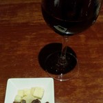 肉とワイン bonanza - お通し、グラスワイン赤