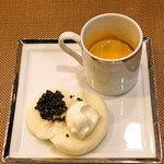 レンゲ - オシェトラキャビアバーガー（自家製のサワークリームで） と 濃厚上海蟹のビスク スープ
