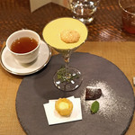 レンゲ - 檸檬蛋達（レモンのタルト） と 苺とピスタチオの泡、赤ワインでコンポートした林檎添え
