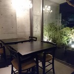 オステリア ヴィヴァーチェ コン エ デパドヴァ - デパドヴァ社の家具を使ったテーブルや椅子。