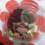 発酵デリカテッセン コウジ&コー - 塩麹漬けローストビーフと豆腐のサラダ