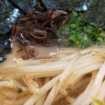 玄武門 - 「玄武ラーメン」接写。トッピングは「海苔」8枚、「チャーシュー」5枚、「木耳」「わけぎ」と「もやし」が載っている。