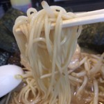 玄武門 - 「玄武ラーメン」麺リフト。麺は機械打ち角刃麺の中太ストレート麺を、やや軟らかめで茹で上げている。