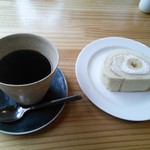 喜茶 ゆうご - バナナロールケーキとコーヒーのセット。