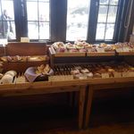 一夜城 ヨロイヅカ・ファーム - 「一夜城ヨロイヅカファーム」内には、カフェスペース、パンコーナー、スイーツコーナがあり、色々なところで並ぶ商品はどれも美味しそうな姿が印象的でした！