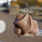 一夜城 ヨロイヅカ・ファーム - 早速、食べてみると、チョコレートの濃厚なコクと香り、ガツンとした砂糖の甘味、ほどよい水気のバランスに優れて美味しく食べやすさも満点！