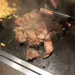 お好み焼本舗 - 焼けました。カットは卓上のナイフで。