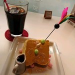 セピア カフェ - 期間限定。かぼちゃのシフォン♪この羽根はなんだろう( ˙-˙ )