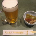 居酒屋やまに - お通しは蕗煮物、あっさり美味しいです。生中５００円。