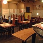 横濱人 - コンクリート打ちっぱなしに木目のテーブル