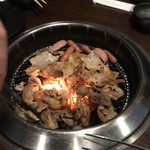 焼肉食べ放題 カルビ市場 - 焼けるだけ肉を焼くの図