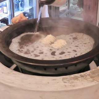 ◆圧巻◆巨大鉄板で焼き上げる！名物【一口餃子】