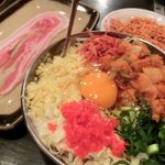 おうさか苑 - 「豚キムチ玉」（ベビースターをトッピング）：白菜キムチがたっぷり！！