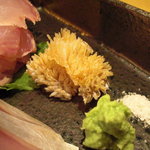 Sakana To Osake Gotoshi - くじ(甘鯛)の鱗もそえて卸し立ての山葵と岩塩。