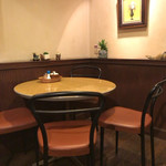 Soruthi Shuga - 一番奥の丸テーブル