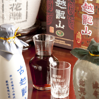Enjoy a light glass of Shaoxing wine, a refreshing drink for adults