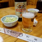 とんかつ 万平 - ビールとお通し。箸は竹割