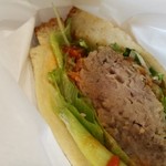 kitahama sandwich APPLIQUE - 淡路島産玉ねぎの甘味とコクが詰まった、しっとり柔らかな分厚いハンバーグ