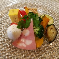 il sospiro del Mare - キラキラ美しいガラスプレートに、品数豊富な前菜がズラリ