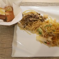 il sospiro del Mare - 嬉し過ぎるサービスのパスタ2種盛り合わせ、バゲットにはオリーブオイルがタラリと