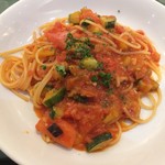 トラットリア エ ピッツェリア リジカーレ - グリル野菜の菜園風トマトソーススパゲッティ