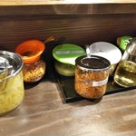 家系ラーメン クックら - 薬味。マヨネーズがあります。