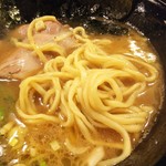 家系ラーメン クックら - 増田製麺の麺は気持ち細め。