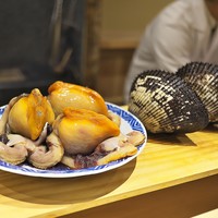 富小路 やま岸 - 本日登場の赤貝。目をみはる大きさに一同ため息。