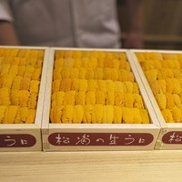 富小路 やま岸 - うにもホラこんなにたっぷり。手巻きに巻いてドーンと出されます。
