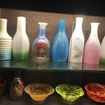 サケダイニング フジ - 徳利やぐい呑みを展示している