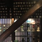 サケダイニング フジ - ぐい呑みは江戸時代、ランプは明治時代の作品のようです