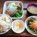 カフェ クウワ - 天然ブリの竜田揚げオイスター風和風あんかけ定食(おかずと玄米ご飯の大盛りです)
