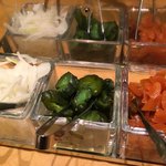 インド式 チャオカリー - 卓上の玉ねぎのピクルス、胡瓜の漬物、福神漬け