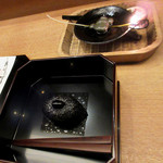 白 - 和菓子の暁餅。春日大社｢還幸の儀｣と同じ沈香を焚いて