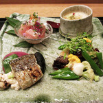 白 - 一汁三菜の先付:明日香村有機玉子の茶碗蒸し/奈良野菜のサラダと奈良古来の味間いも/カマス塩焼き 椎茸 北海道雲子 ネギのピュレ/氷見ブリと辛味大根のちらし寿司