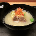 白 - 一汁三菜の椀:酒粕風味の白味噌椀/大和ポーク煮と宇陀の白菜ゆば巻き(2017.12月昼)