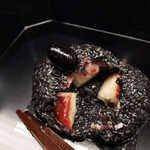 白 - 黒米やココナッツパウダーによる漆黒の餅。中には苺や暁色の白餡