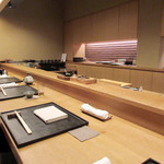 白 - カウンターもテーブルも満席でした