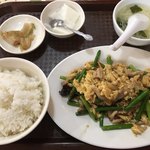 君臨天下 - 豚肉とニンニクの芽の炒め（500円）