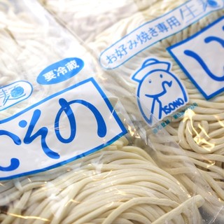 そばは生麺を使用。魚粉は本節粉（100％国産鰹節）