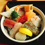 マルトモ水産 鮮魚市場 - 海鮮丼です。（2017.12 byジプシーくん）