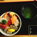 マルトモ水産 鮮魚市場 - 海鮮丼にはお味噌汁が付いてきます。（2017.12 byジプシーくん）